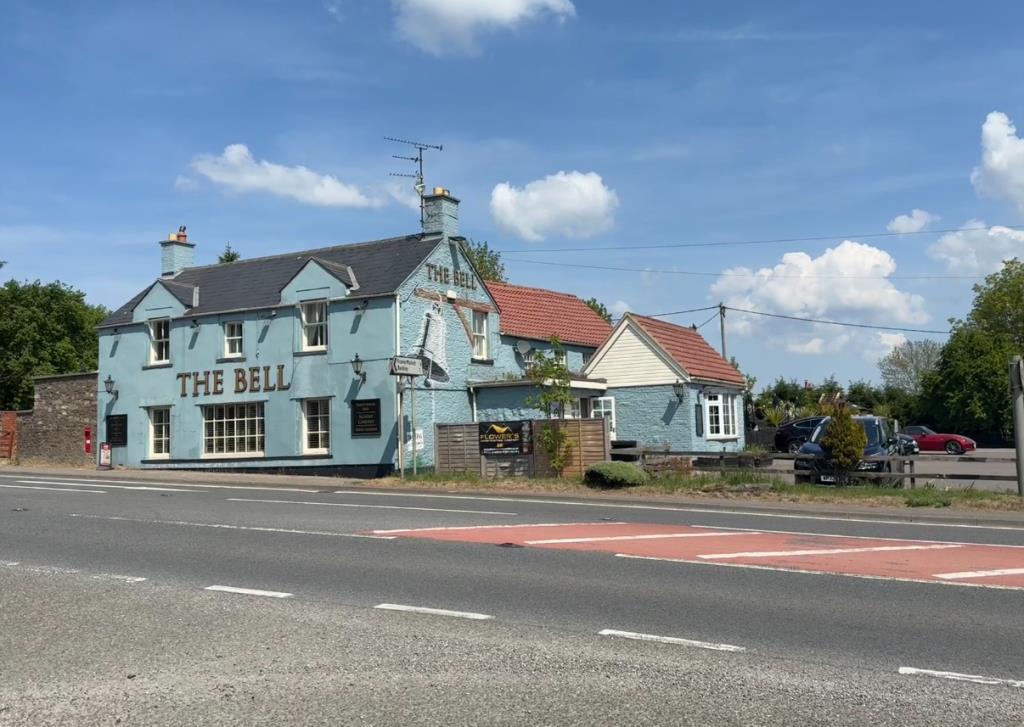 Lot: 64 - FORMER PUBLIC HOUSE WITH PARKING, AND LAND WITH POTENTIAL - Front of property road side